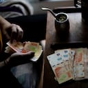 Pero vino una devaluación de cerca de 20%, anunciada el 14 de agosto después de las primarias que anteceden a los comicios generales del 22 de octubre, y los insumos -todos en dólares- aumentaron. (Photo by Tomas Cuesta/Getty Images)