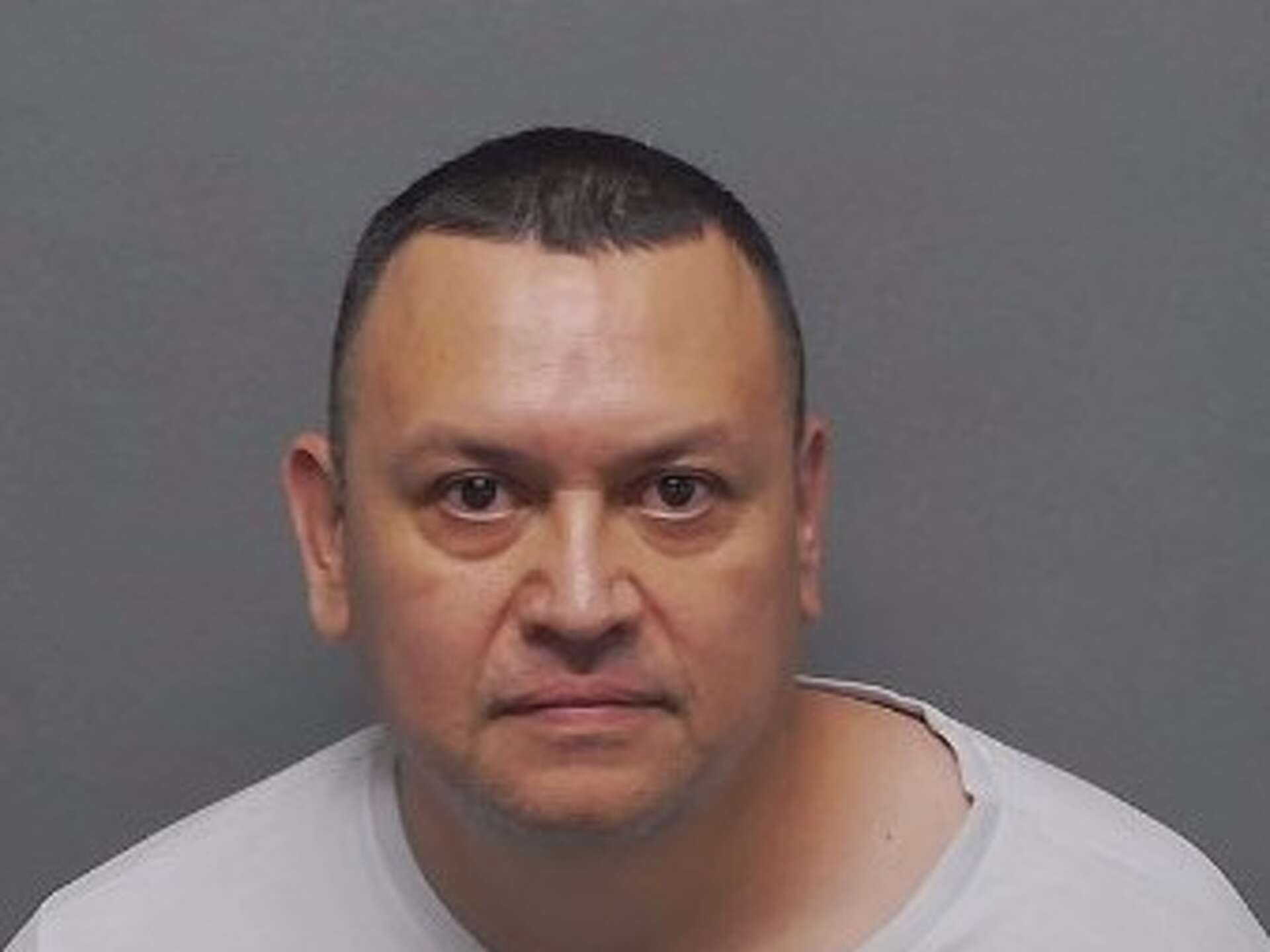 Retrato tipo ficha policial de Robert Herrera, residente de San Antonio acusado de amenazas en redes sociales contra Donald Trump.