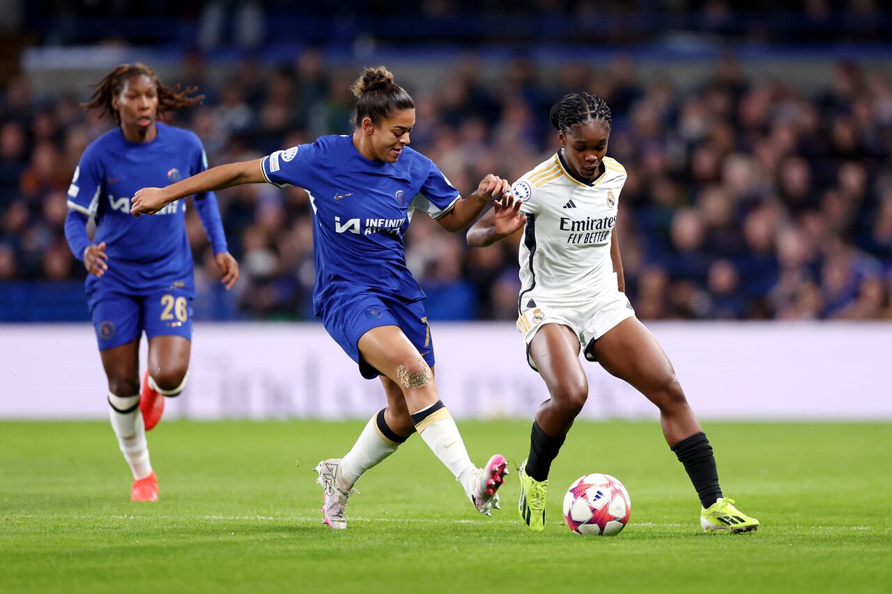 Linda Caicedo del Real Madrid corre con el balón mientras es presionada por Jess Carter del Chelsea durante el partido de la fase de grupos de la UEFA Women's Champions League entre el Chelsea FC Women y el Real Madrid CF en Stamford Bridge el 24 de enero de 2024 en Londres, Inglaterra.