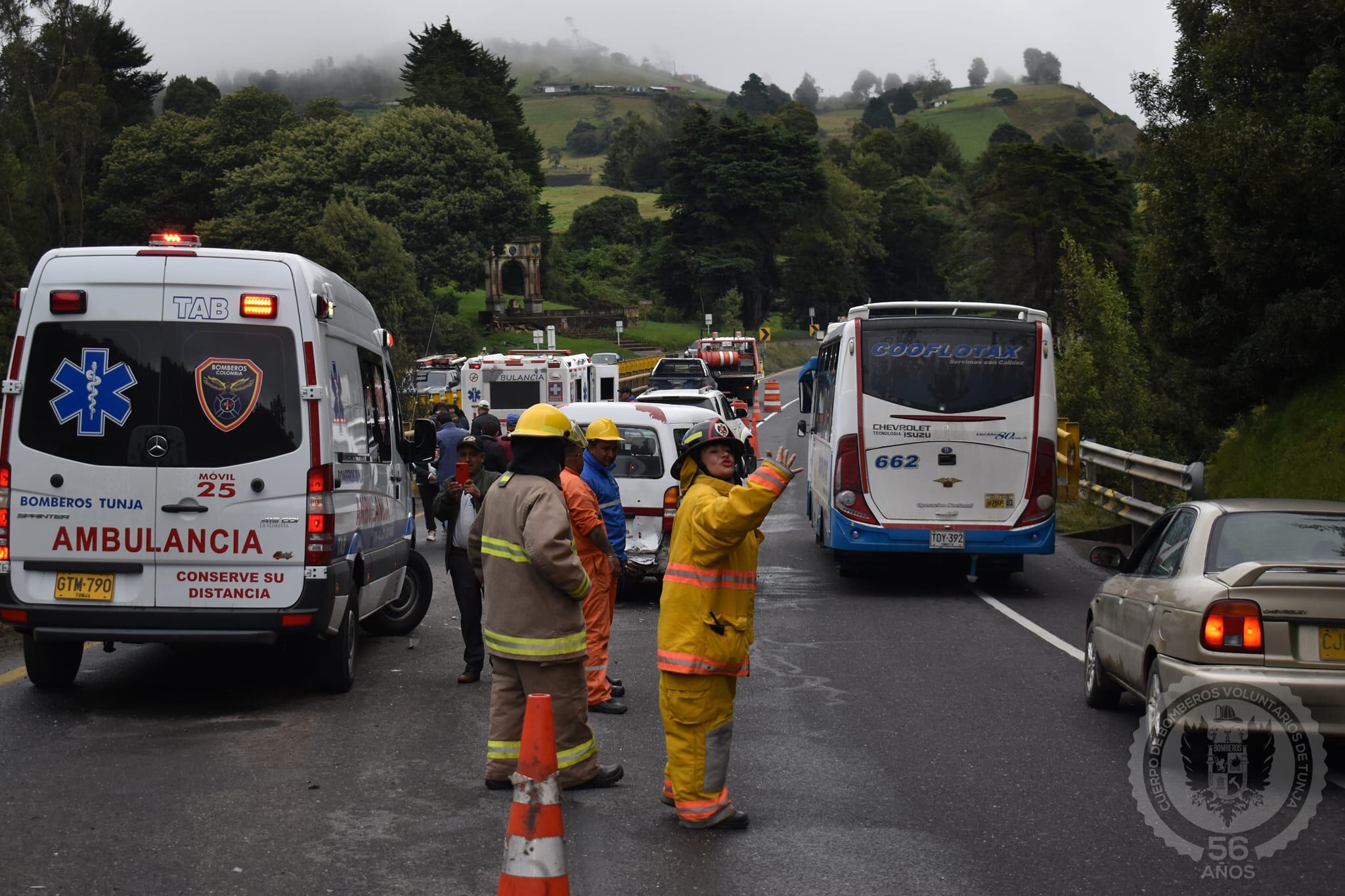 La vía será habilitada completamente cuando se termine de retirar los vehículos accidentados del sitio.
