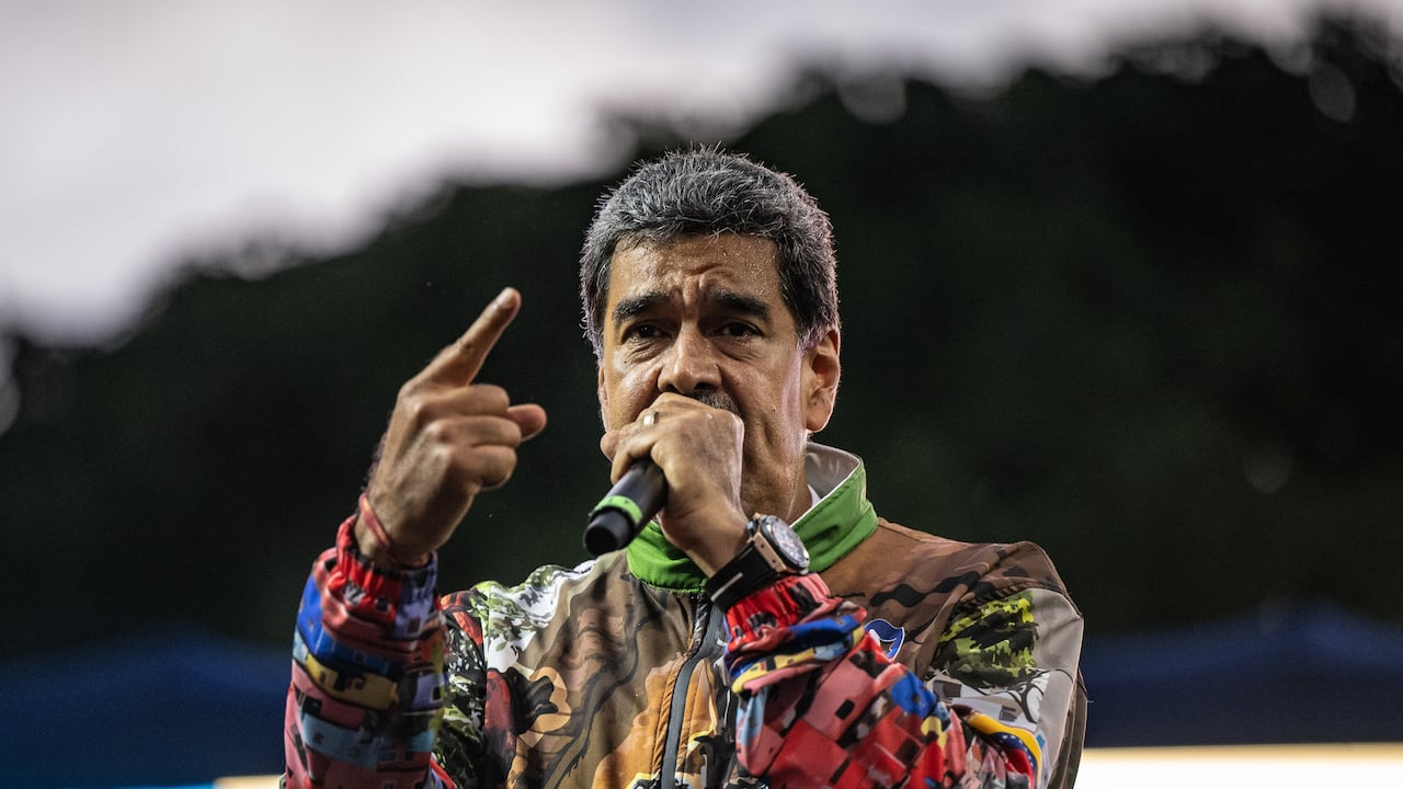 El presidente de Venezuela, Nicolás Maduro, habla durante una multitudinaria concentración convocada por sus simpatizantes el 18 de julio de 2024 en Caracas, Venezuela.