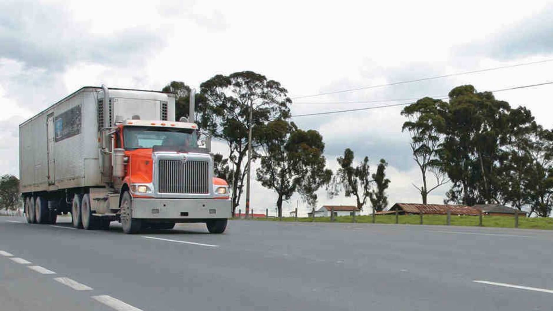 El conductor de la tractomula huyó del lugar, al parecer por desconocimiento de lo que había sucedido
