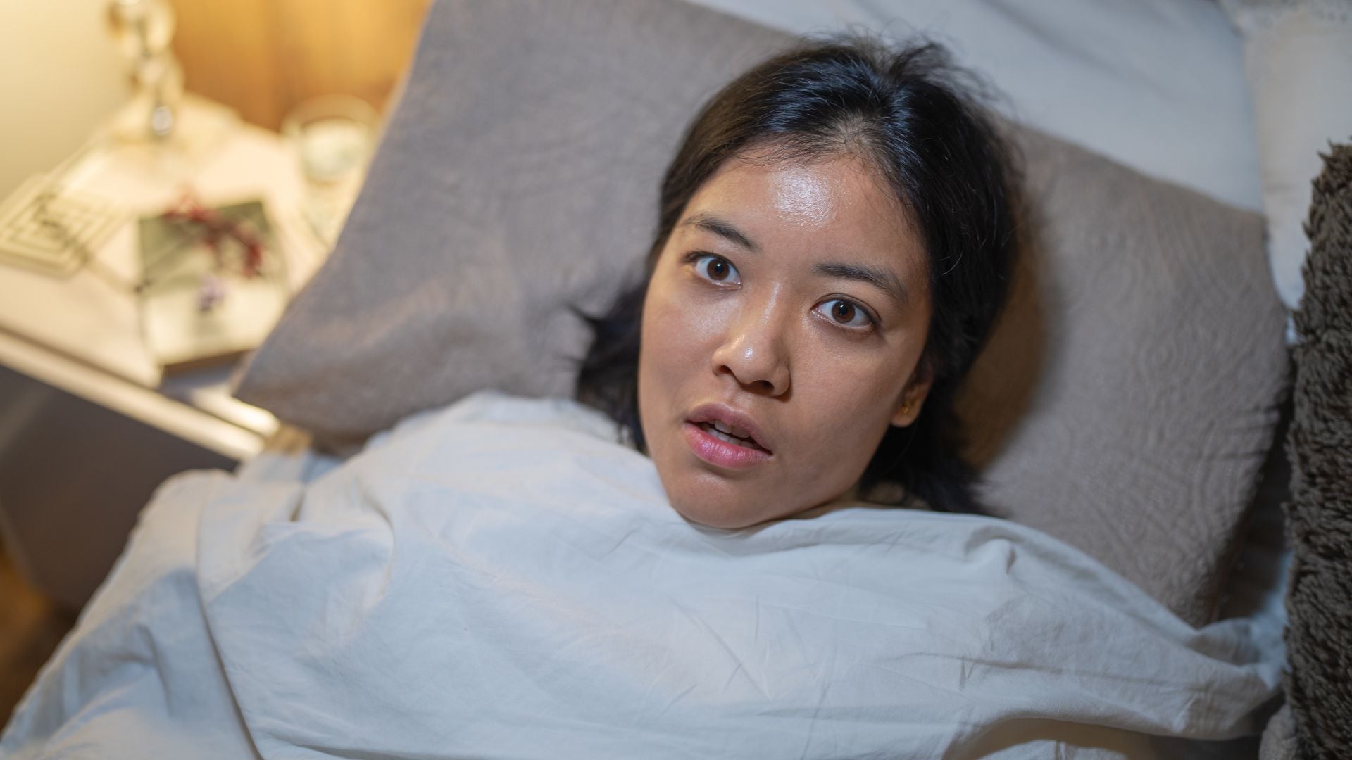 Desde el punto de vista científico, la parálisis del sueño se relaciona con una alteración en la fase del sueño REM.