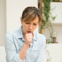 Los cambios de clima son un factor preponderante frente a la aparición de la bronquitis que es una inflamación que se presenta en el revestimiento de los conductos que transportan el aire dentro y fuera de los pulmones. (Photo by: BSIP/Universal Images Group via Getty Images)