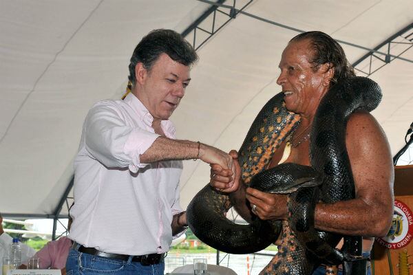 MALA NOTICIA. El presidente Santos lo invitó al Acuerdo para la Prosperidad. Allí dijo que “Si hay un símbolo de una persona que ame la naturaleza, que ame los ríos, el agua, es Kapax”. Por haber llevado la anaconda a ese encuentro, ese mismo día lo denunciaron por “exhibición de fauna silvestre”. Le tocó entregar la serpiente. 