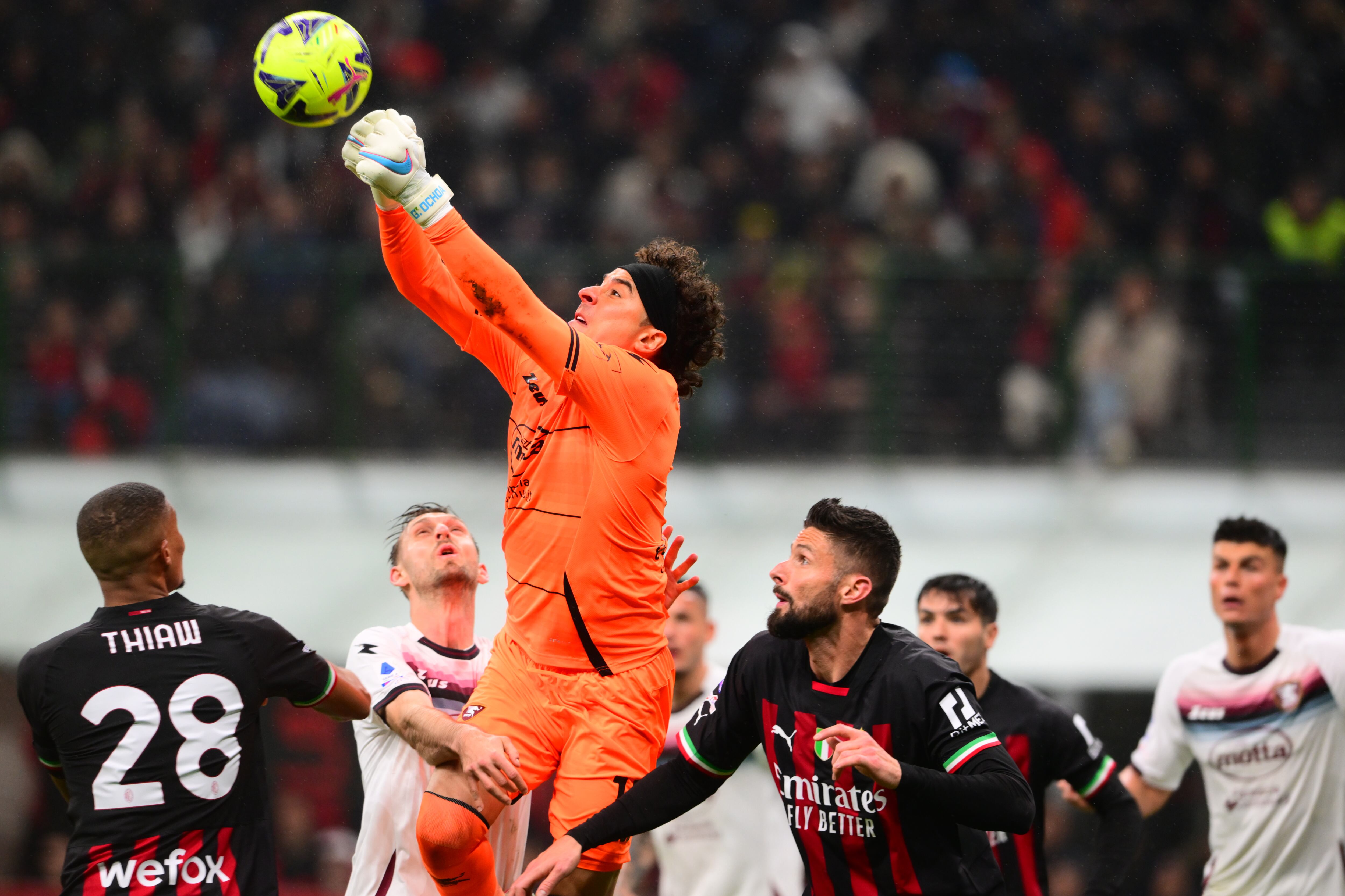 El mexicano Memo Ochoa hizo parte de la nómina del equipo visitante