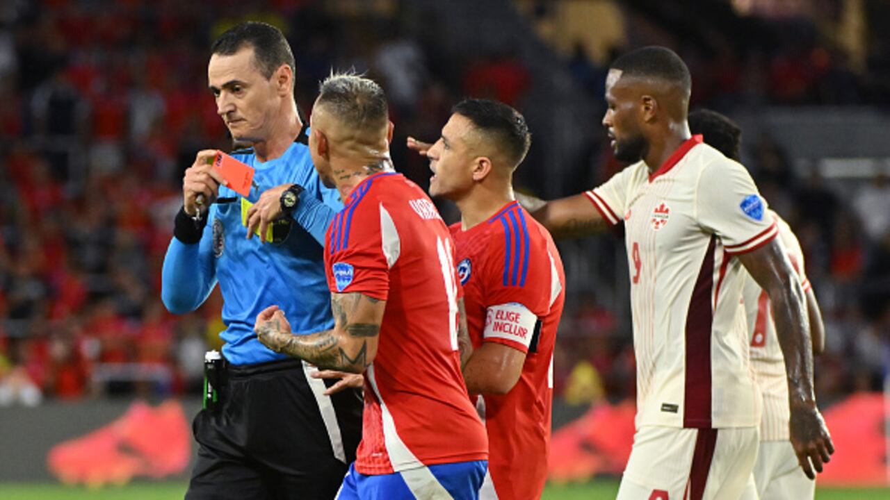 Jugadores de Chile discuten con el árbitro Wilmar Roldán durante el partido del Grupo A de la CONMEBOL Copa América 2024 entre Canadá y Chile en el Exploria Stadium el 29 de junio de 2024 en Orlando, Florida.