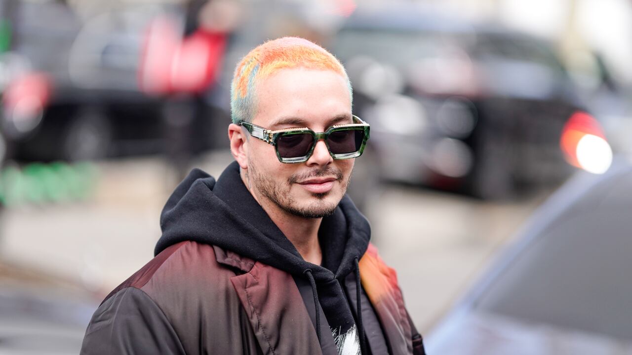 PARÍS, FRANCIA - 17 DE ENERO: Se ve al cantante J Balvin, fuera de Rick Owens, durante la Semana de la Moda de París - Menswear F / W 2019-2020, el 17 de enero de 2019 en París, Francia. (Foto de Edward Berthelot / Getty Images)