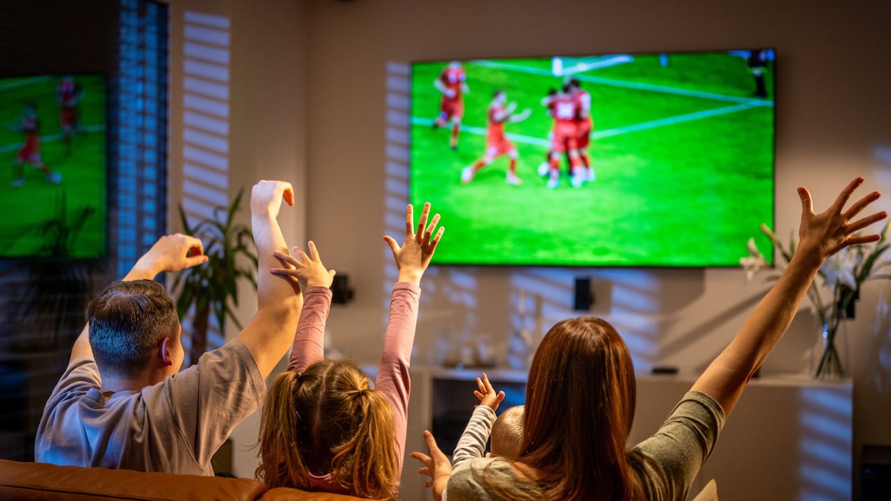 Así puede corregir el retraso de audio en su televisor y evitar que le dañen la emoción de un gol
