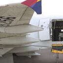 Un avión de Asiana Airlines con la puerta abierta está estacionado en el Aeropuerto Internacional de Daegu.