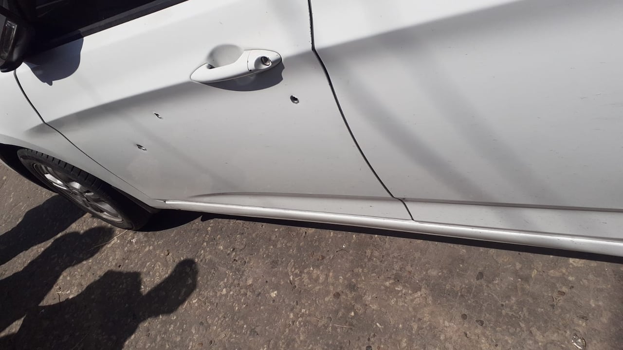 Vehículo resultó impactado por las balas.