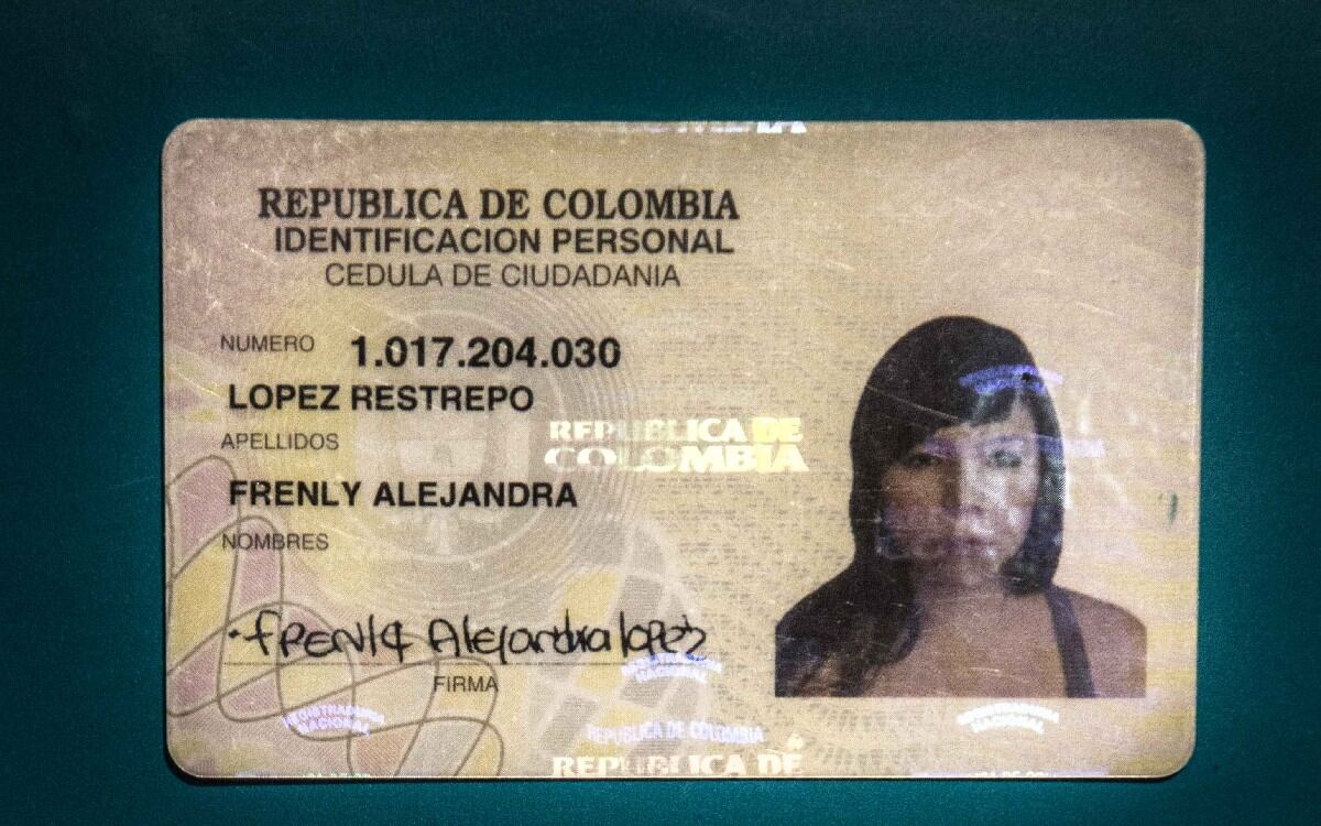 El tercer formato es la cédula amarilla con hologramas (1 de enero de 2000 hasta hoy),el cual cuenta con un código de barras con información biométrica del titular y la foto a color.