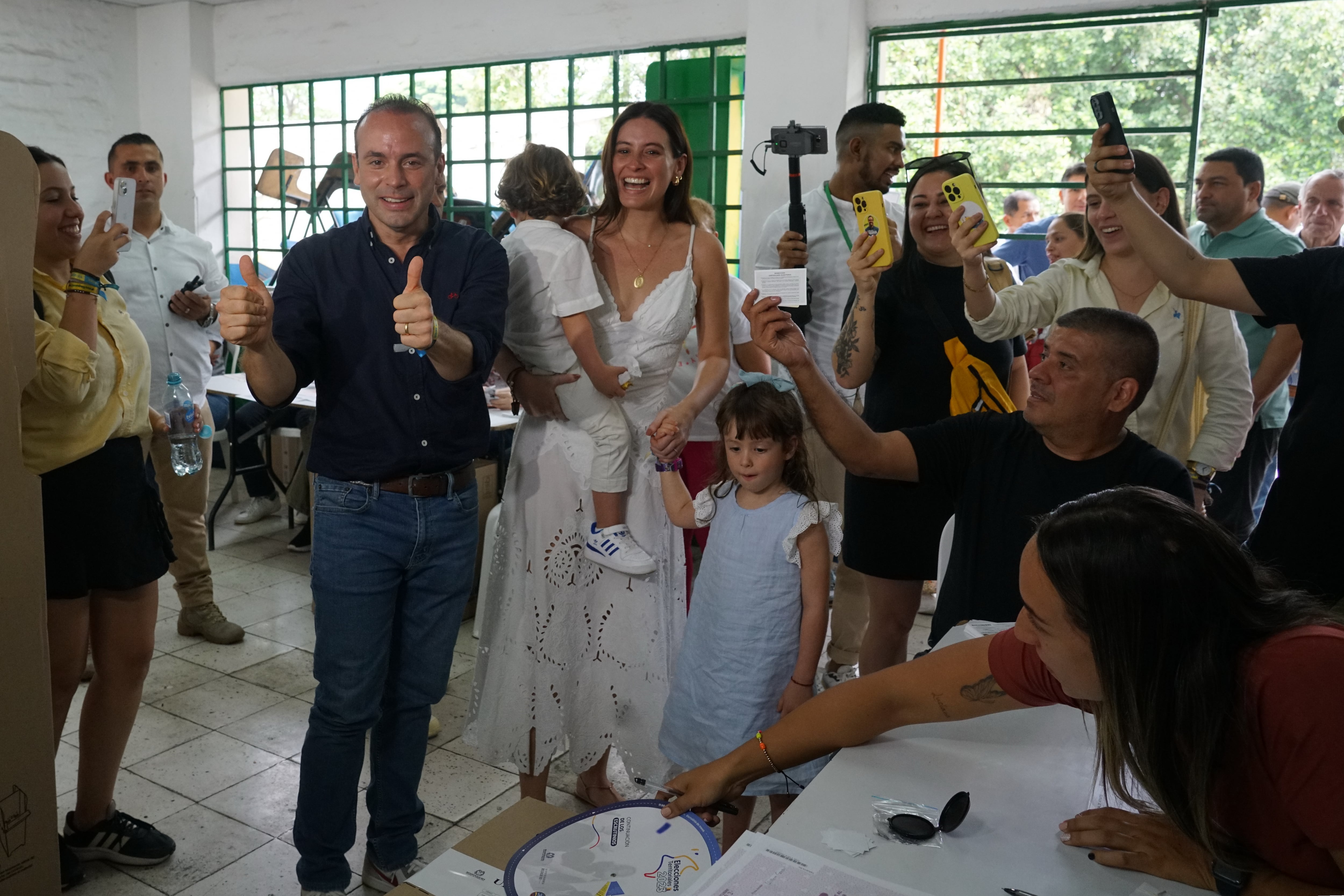 El candidato a la alcaldía de Cali, Alejandro Eder, salió  a votar con su familia. Elecciones Regionales 2023 en Cali, Valle del Cauca