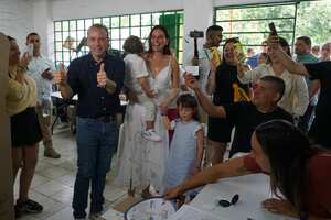 El candidato a la alcaldía de Cali, Alejandro Eder, salió a votar con su familia. Elecciones Regionales 2023 en Cali, Valle del Cauca