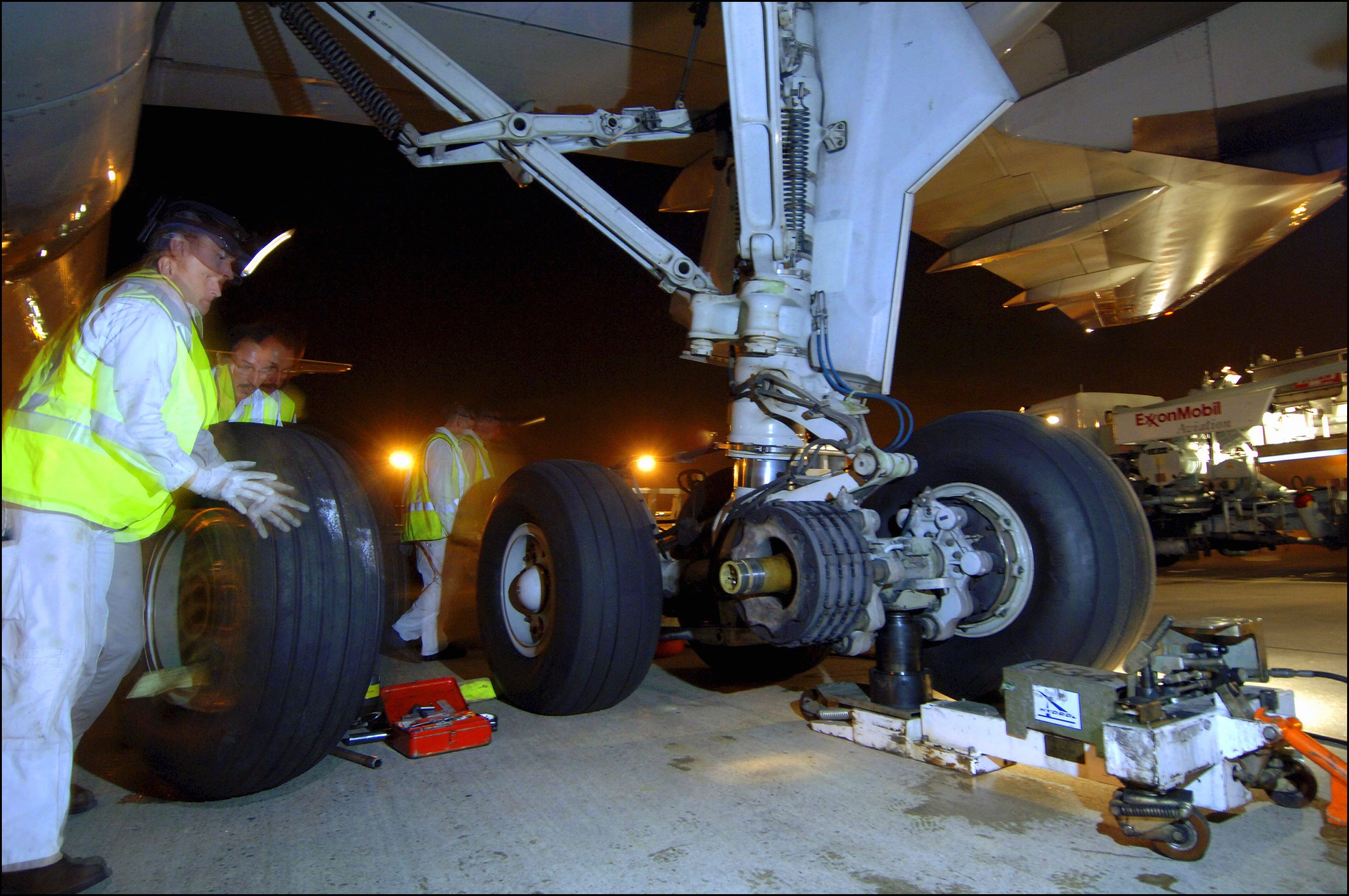 Las llantas de los aviones están hechas con materiales mucho más resistentes capaces de soportar hasta 20 toneladas de peso