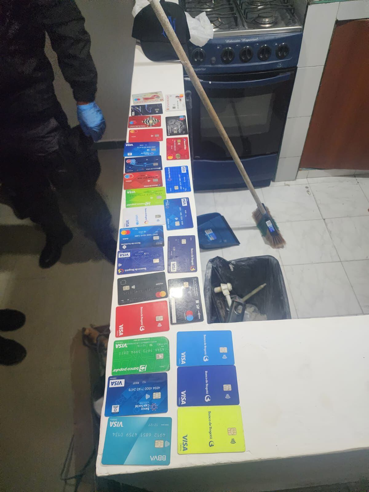 Descarada banda de asaltantes en cajeros automáticos de Bogotá quería llegar a las 100 víctimas. Se robaron más de 300 millones de pesos