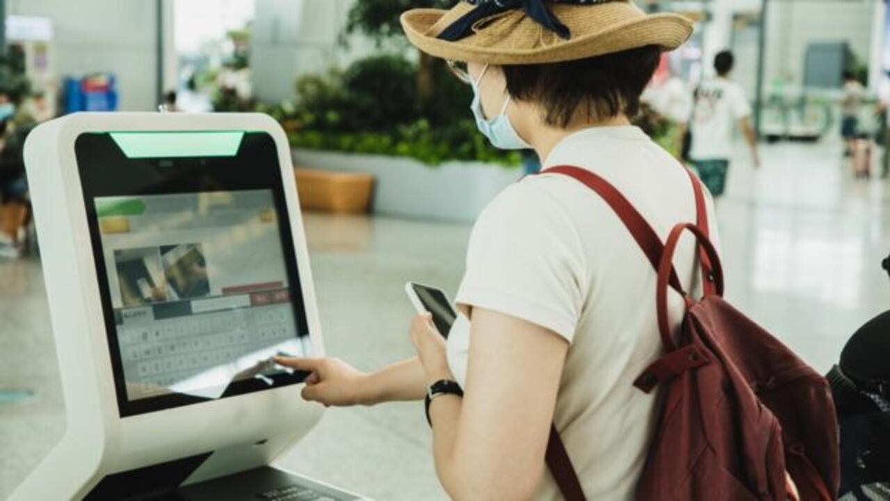 Minimizar el contacto físico es clave para un retorno del turismo seguro.