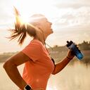 Mujer haciendo deporte de día