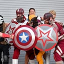 Cosplayers disfrazados de personajes de Marvel posan a las afueras del Centro de Convenciones durante la Comic-Con International de San Diego, en San Diego, California, el 22 de julio de 2026. Foto: Chris DELMAS / AFP.