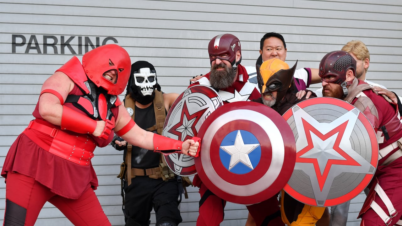 Cosplayers disfrazados de personajes de Marvel posan a las afueras del Centro de Convenciones durante la Comic-Con International de San Diego, en San Diego, California, el 22 de julio de 2026.