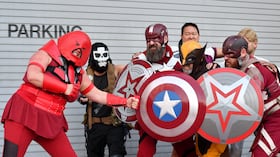 Cosplayers disfrazados de personajes de Marvel posan a las afueras del Centro de Convenciones durante la Comic-Con International de San Diego, en San Diego, California, el 22 de julio de 2026. Foto: Chris DELMAS / AFP.