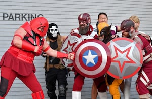 Cosplayers disfrazados de personajes de Marvel posan a las afueras del Centro de Convenciones durante la Comic-Con International de San Diego, en San Diego, California, el 22 de julio de 2026. Foto: Chris DELMAS / AFP.