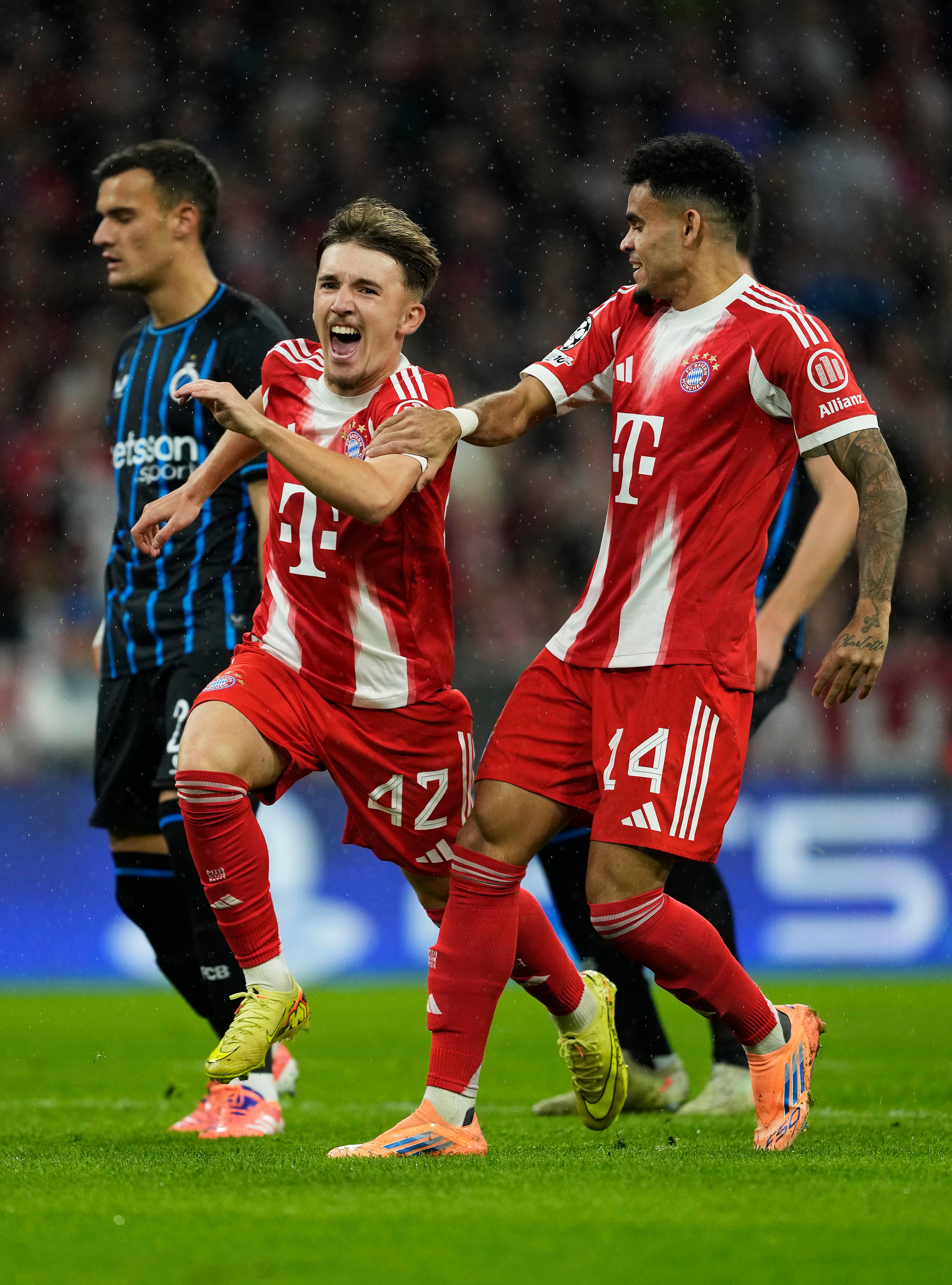 Lennart Karl celebra junto a Luis Díaz un gol en Champions League