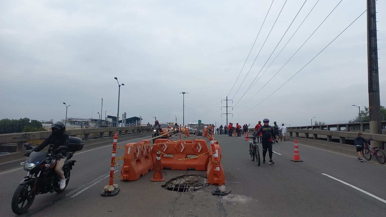 Joven murió al caer de su bicicleta luego de que conductor realizara maniobras imprudentes para esquivar gigantesco hueco en un puente