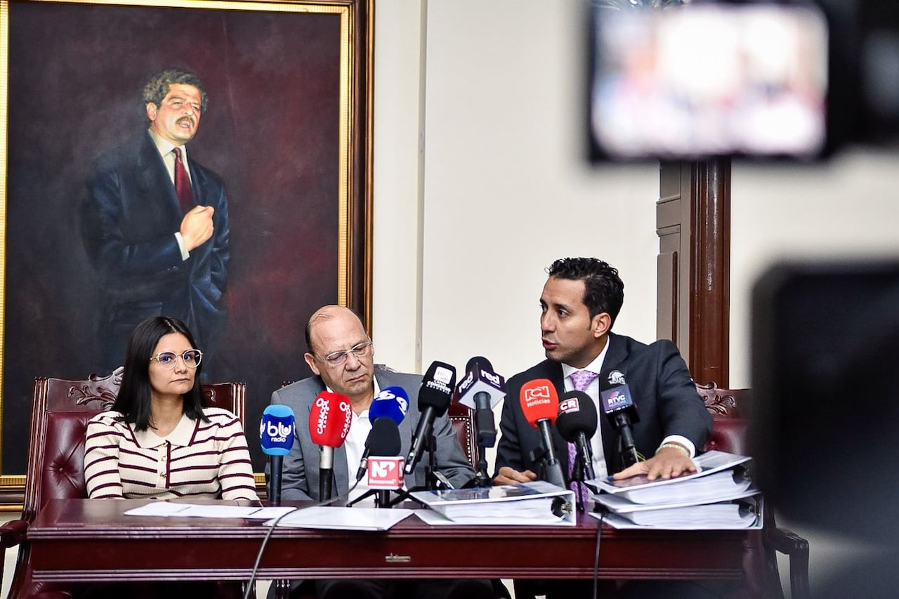 El ministro de Hacienda German Ávila junto a Angie Rodríguez directora del Dapre, radicaron el Presupuesto General de la Nación para el 2026.