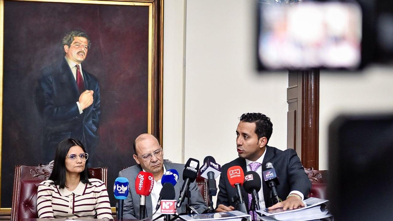 El ministro de Hacienda German Ávila junto a Angie Rodríguez directora del Dapre, radicaron el Presupuesto General de la Nación para el 2026.