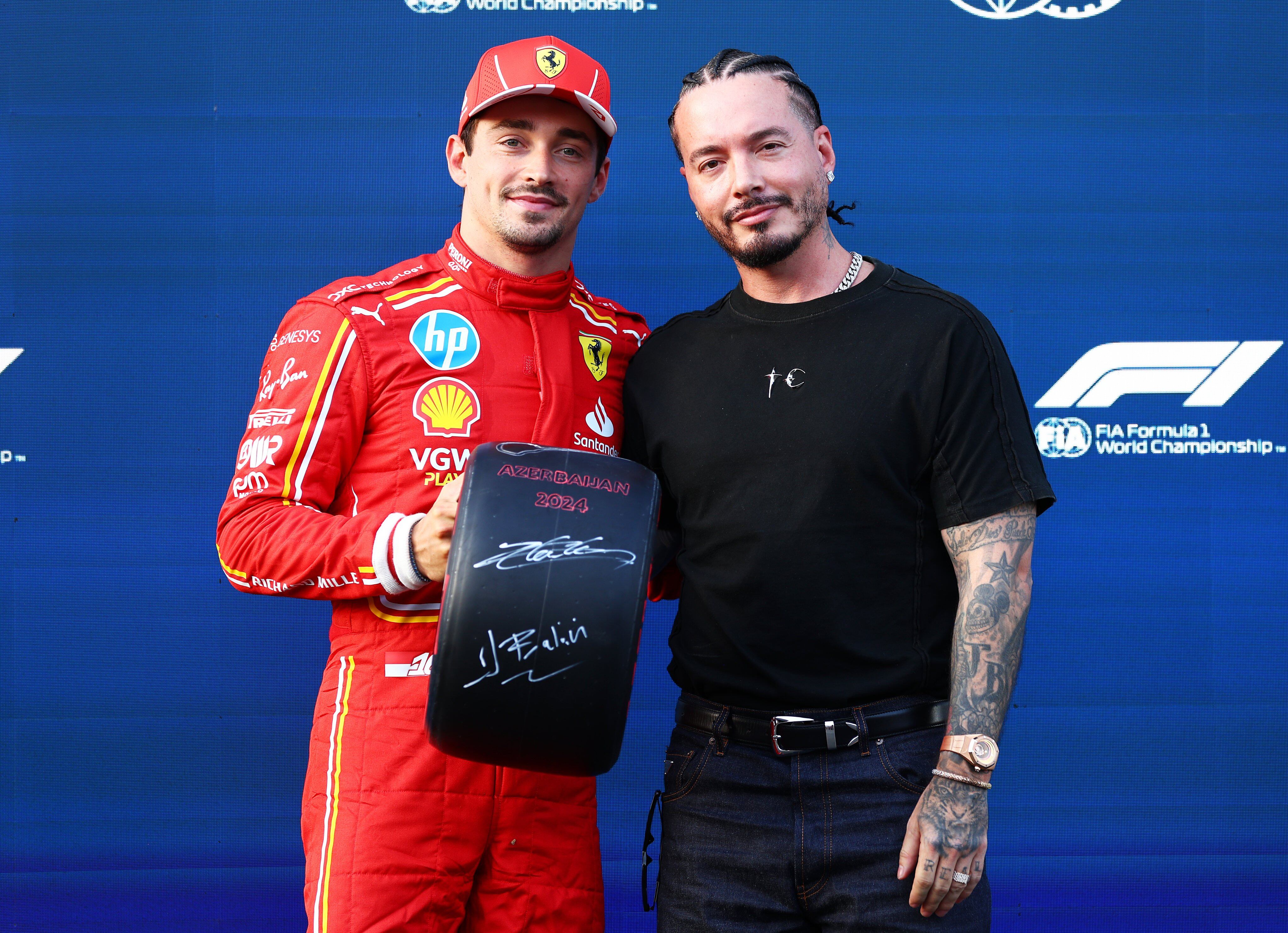 Charles Leclerc y J Balvin durante la pole del GP de Azerbaiyán
