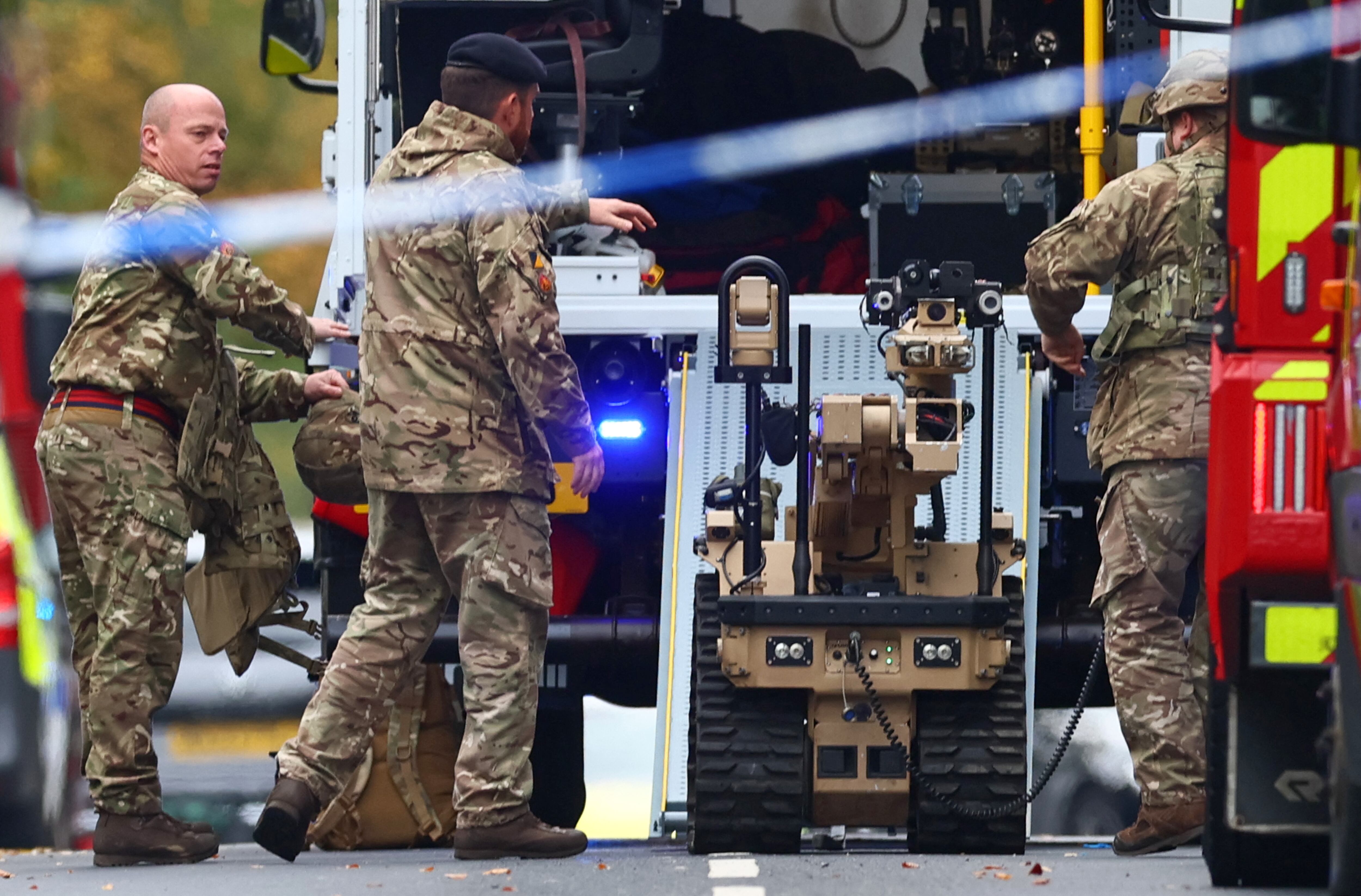 Miembros de las Fuerzas Armadas preparan un robot desactivador de bombas dentro de un cordón policial frente a la sinagoga de la Congregación Hebrea de Heaton Park en Crumpsall, al norte de Manchester.