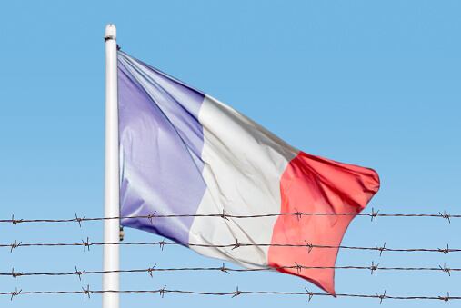 La justicia francesa ordenó prisión preventiva para 11 de 12 sospechosos, entre ellos un funcionario de aduanas aeroportuario, por su relación con grupos del narcotráfico desde Latinoamérica.