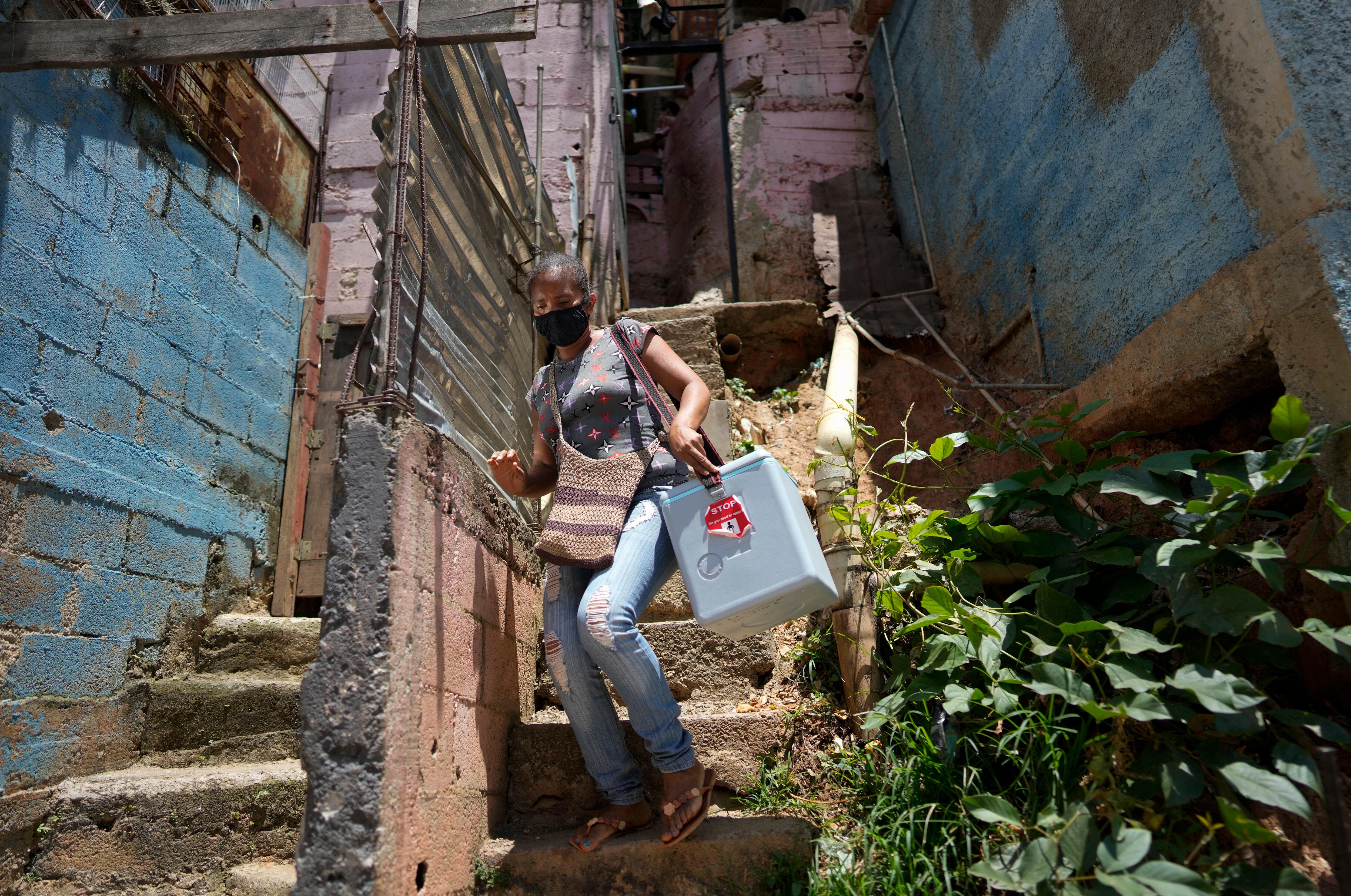 Según la Organización Panamericana de la Salud, Venezuela, uno de los países menos vacunados del continente, está experimentando un aumento creciente en el número de casos, a diferencia de otros países de la región donde los casos están disminuyendo.