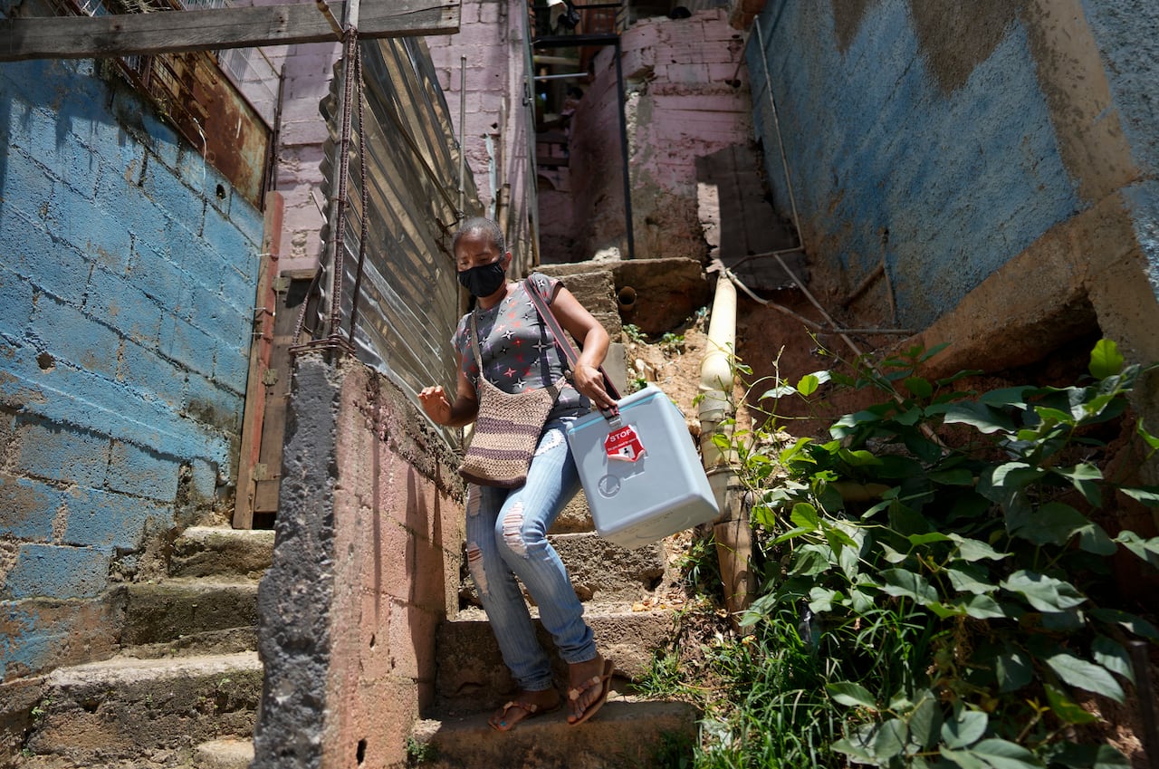 Según la Organización Panamericana de la Salud, Venezuela, uno de los países menos vacunados del continente, está experimentando un aumento creciente en el número de casos, a diferencia de otros países de la región donde los casos están disminuyendo.