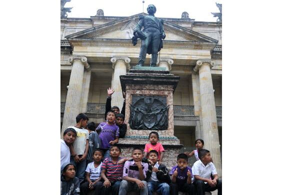 En la fachada del Palacio de Nariño y junto a la estatua de Tomás Cipriano de Mosquera, expresidente de Colombia, los pequeños posaron para la foto. 