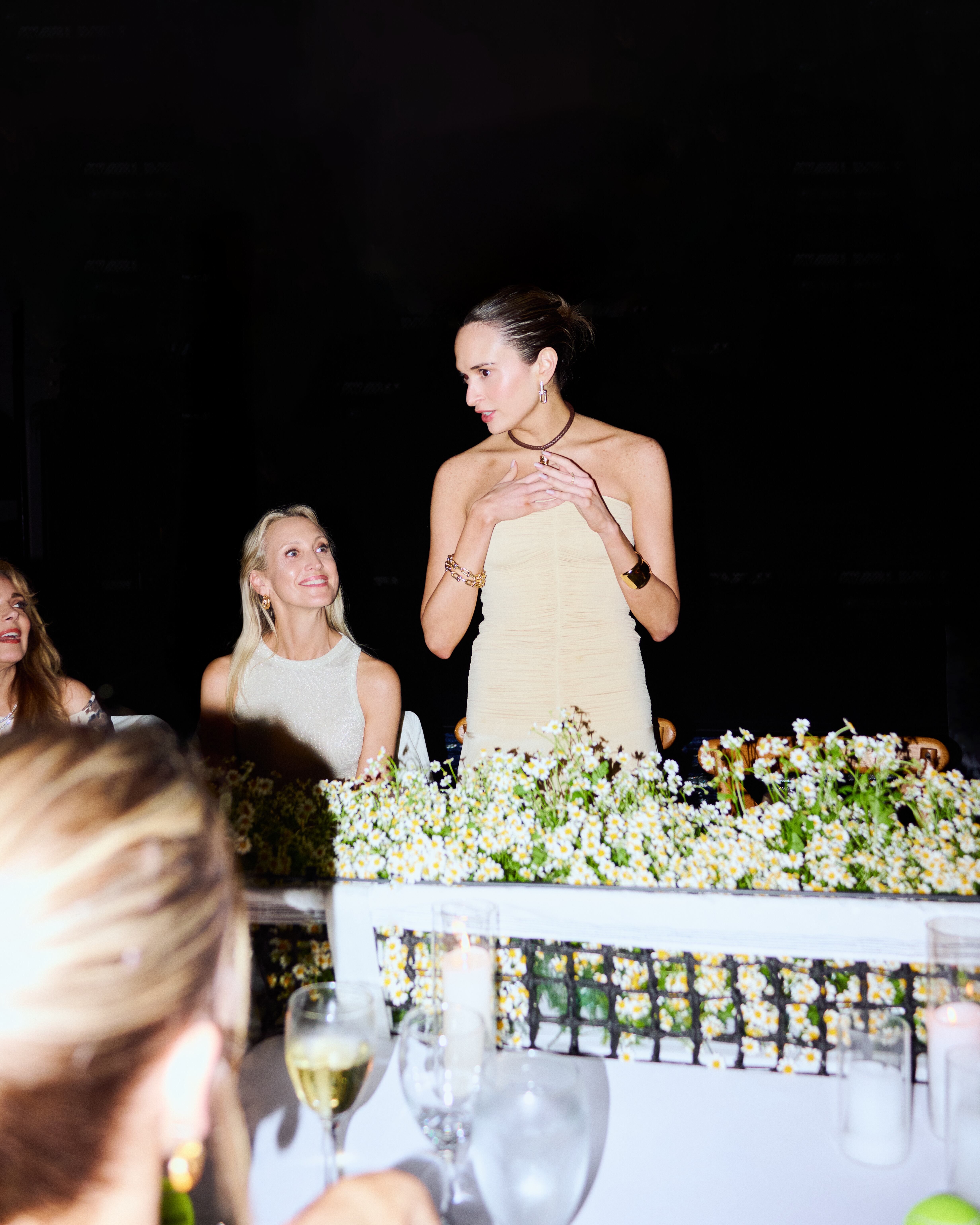 La diseñadora colombiana lanzó una versión limitada de su icónico bolso en el marco del Miami Open, durante una cena privada en Miami Beach