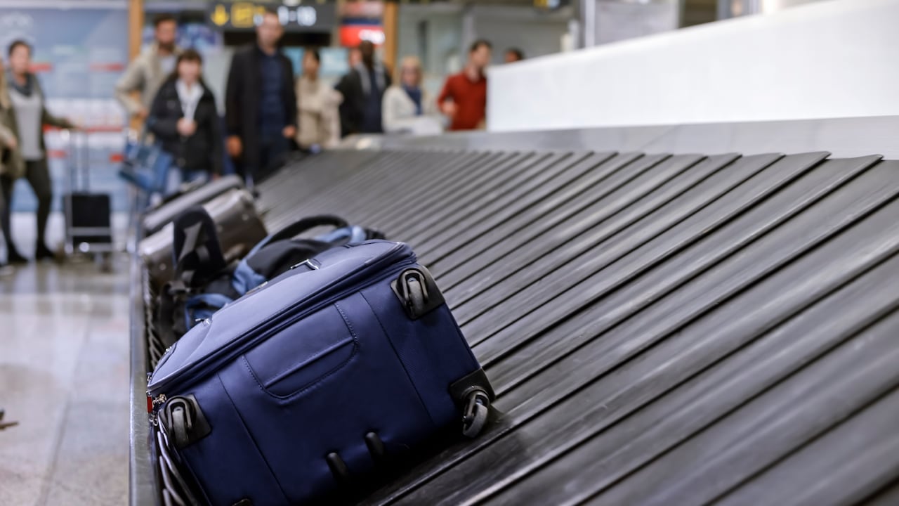 Maleta de viaje en las bandas transportadoras del aeropuerto.