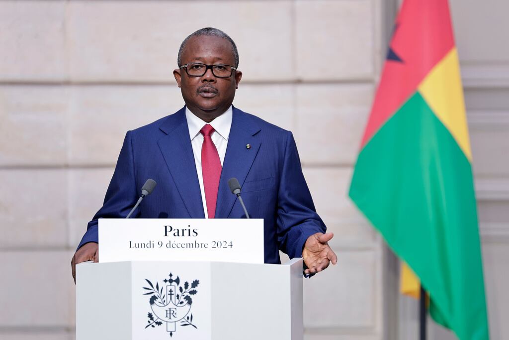 El presidente de Guinea-Bissau, Umaro Sissoco Embalo, habla durante una conferencia de prensa conjunta con el presidente francés en el Palacio del Elíseo en París