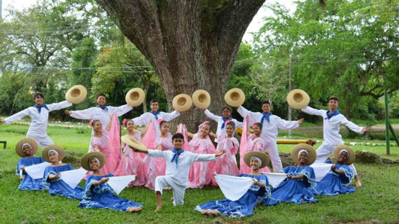 Integrantes del Instituto Colombiano de Ballet Clásico (Incolballet), fundado hace 40 años, con el que nació la primera y única Compañía de Ballet en el país, y que creó además la Compañía de Danza Contemporánea, en 2015.