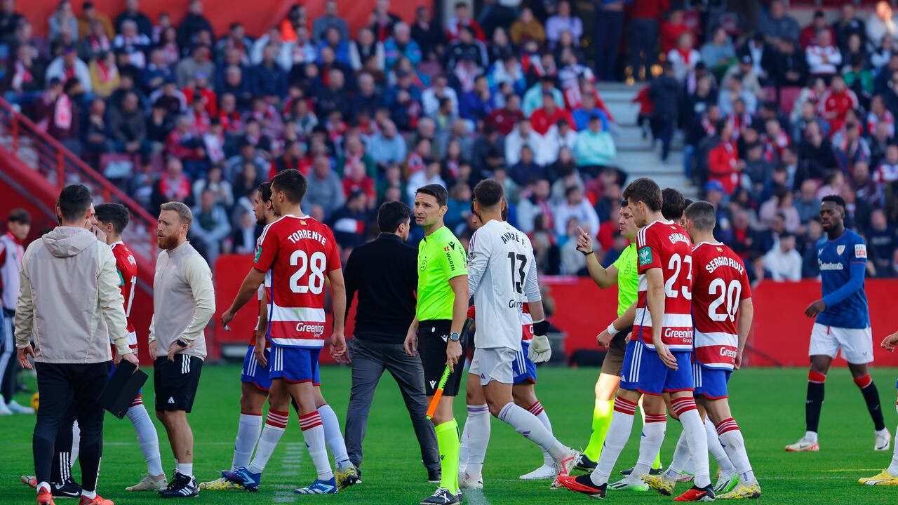 El árbitro decide abandonar el terreno de juego al detenerse el partido por problemas de salud de un aficionado en el estadio durante el partido de fútbol de la liga española, La Liga EA Sports, disputado entre el Granada CF y el Athletic Club en el estadio Nuevo Los Carmenes el 10 de diciembre de 2023, en Granada, España.