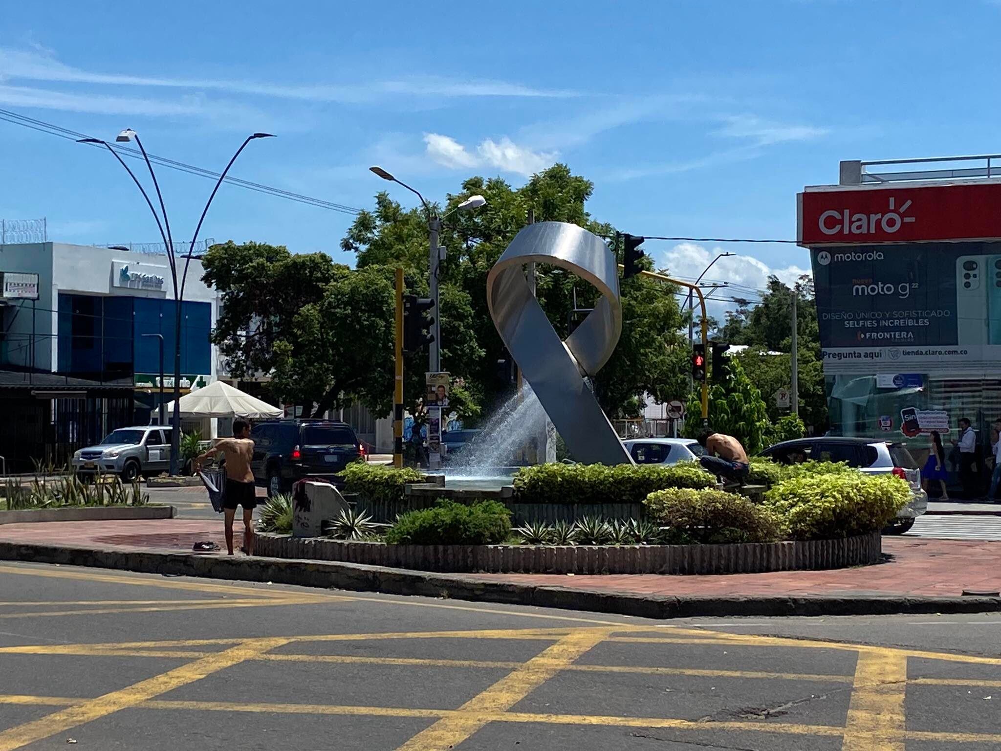 Habitantes de calle en Cúcuta utilizan las fuentes para bañarse ante estas fuertes temperaturas.