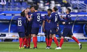 PARIS, FRANCE - MARCH 24: Antoine Griezmann of France celebrates with team mates after scoring their side's first goal during the FIFA World Cup 2022 Qatar qualifying match between France and Ukraine on March 24, 2021 in Paris, France. Sporting stadiums around France remain under strict restrictions due to the Coronavirus Pandemic as Government social distancing laws prohibit fans inside venues resulting in games being played behind closed doors. (Photo by Aurelien Meunier/Getty Images)