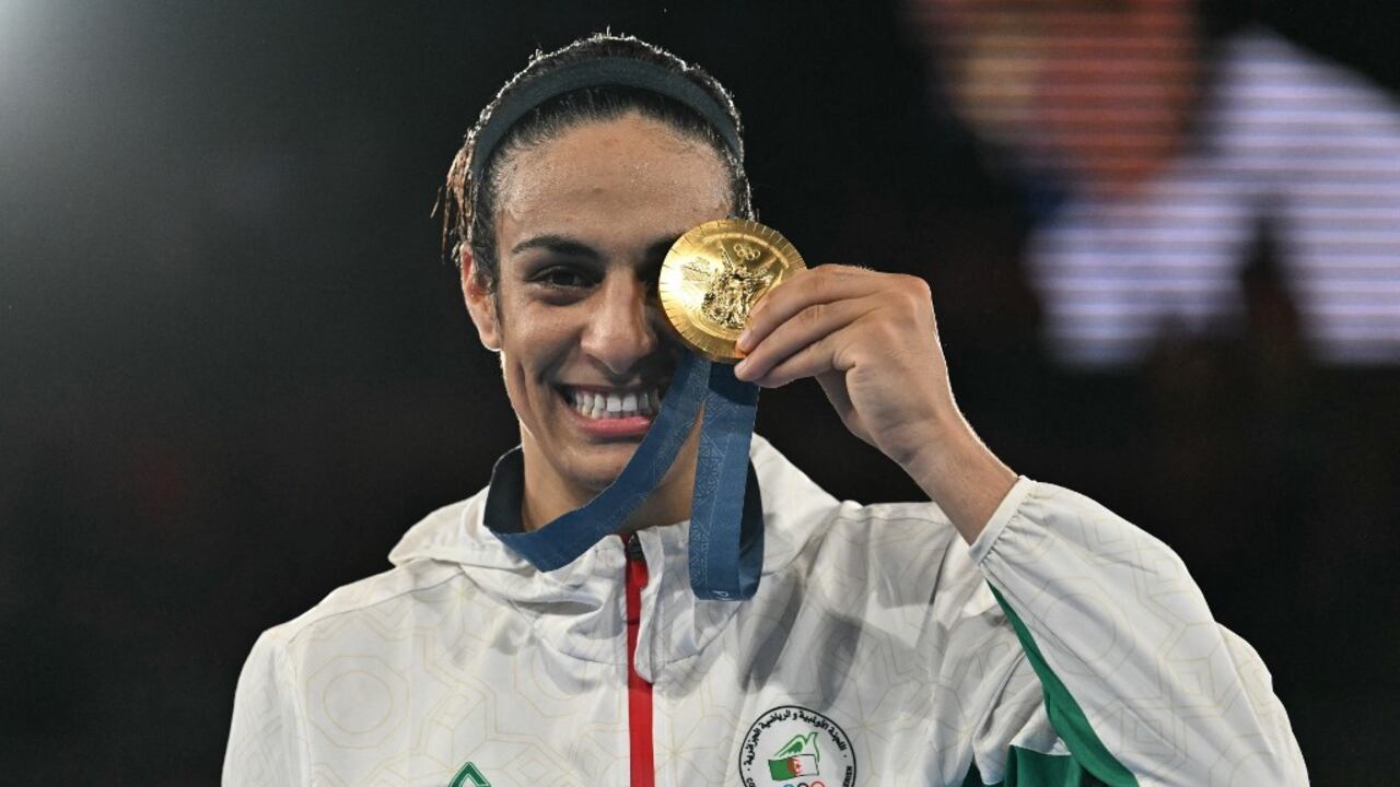 Imane Khelif, medallista de oro de Argelia, posa en el podio durante la ceremonia de entrega de medallas en la categoría final de boxeo femenino de 66 kg durante los Juegos Olímpicos de París 2024 en el estadio Roland-Garros, en París, el 9 de agosto de 2024 (Foto de MOHD RASFAN / AFP)