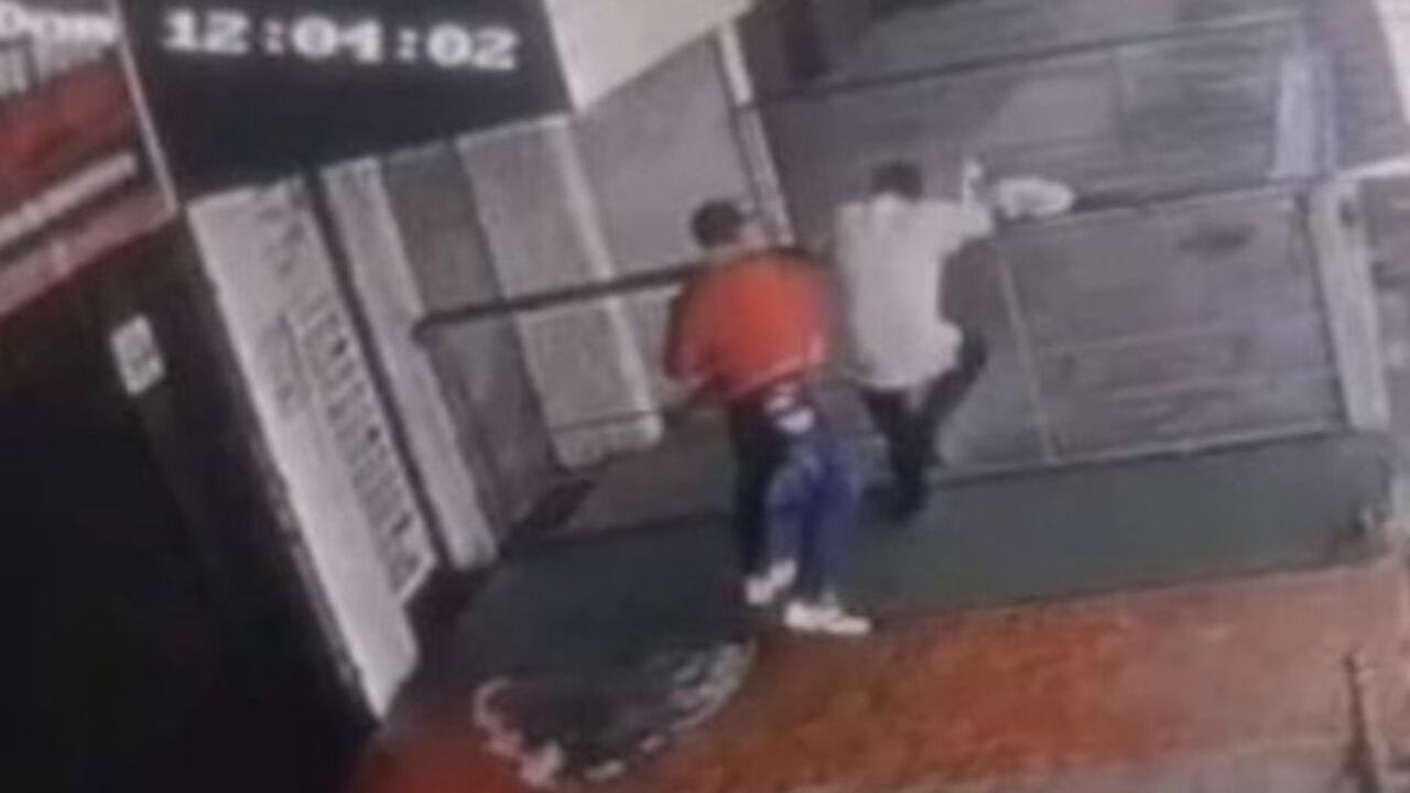 En una cámara de seguridad quedó registrado el momento exacto cuando un ladrón lanzó una piedra contra un hombre para quitarle sus pertenencias en Medellín.