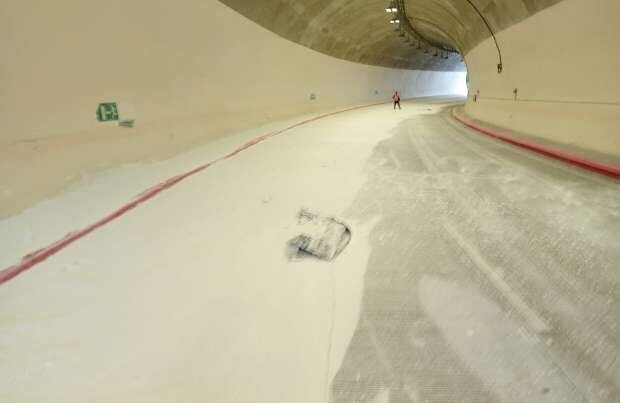 Camión se volcó en La Línea y el conductor quedó ileso: así fue el impactante accidente