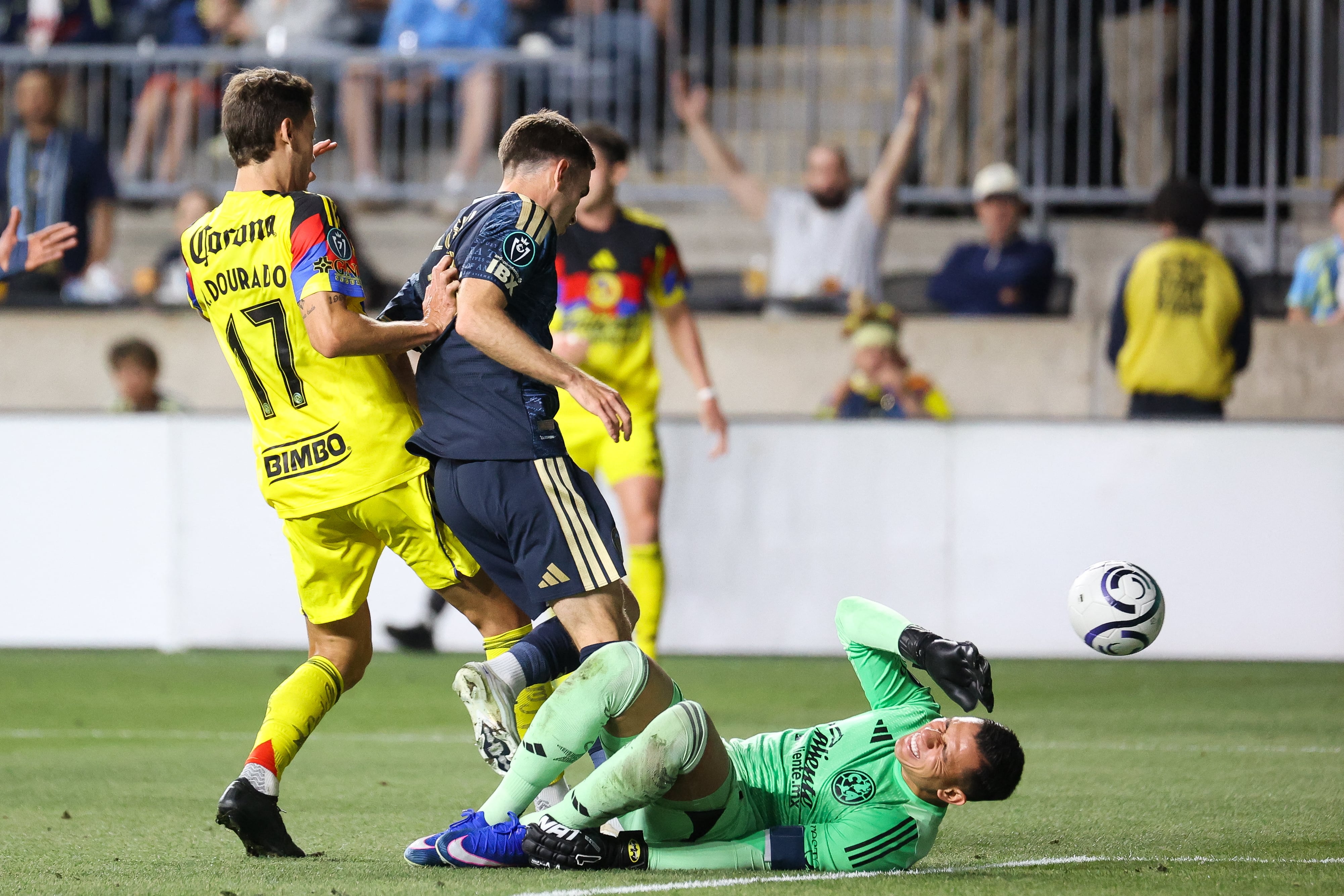 Luis Ángel Malagón en el momento justo que sufrió la lesión que lo sacó del Mundial