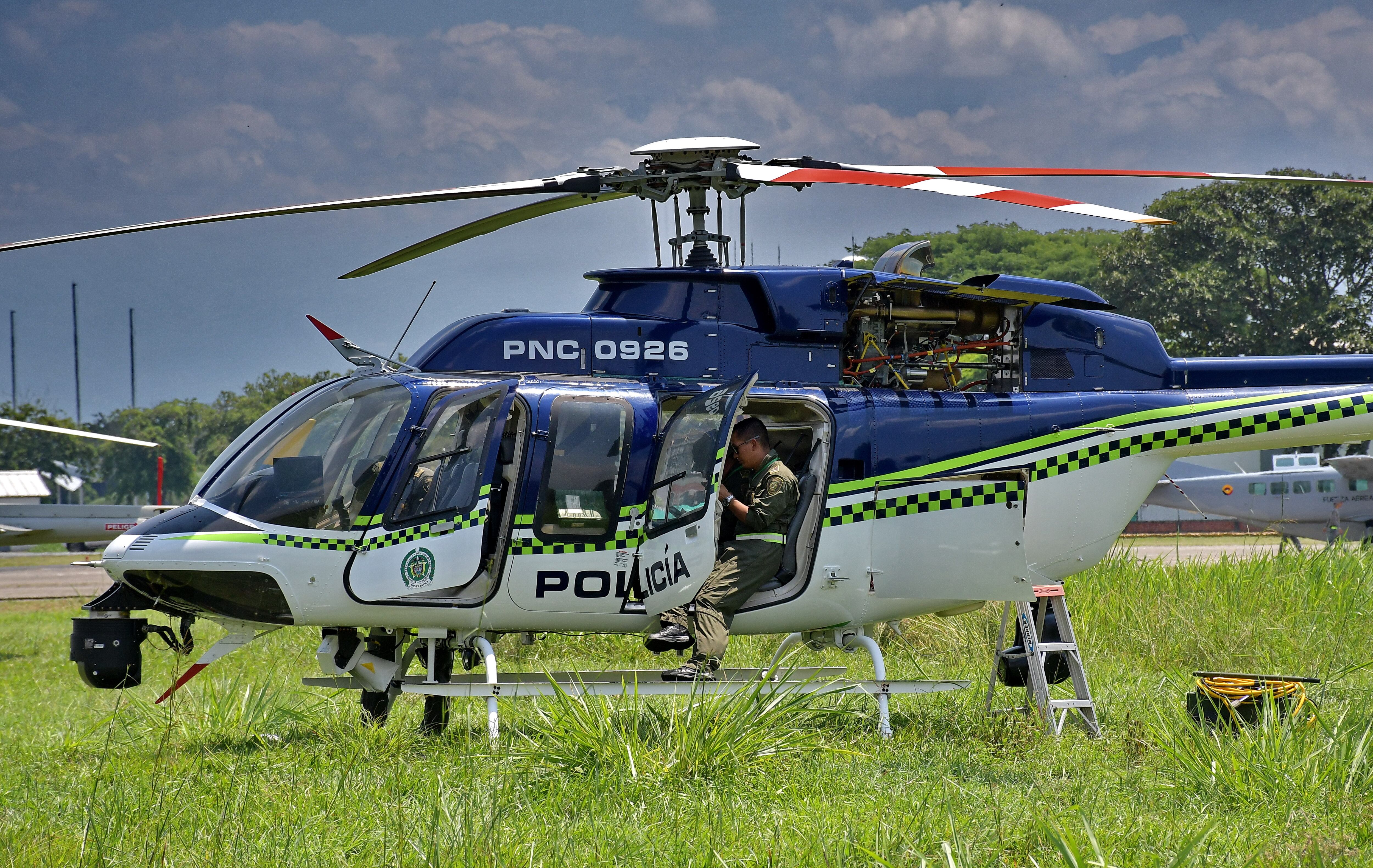 Con El Helicóptero El Halcón, la Policía protege a Cali en la Cop 16.

El Halcón, un helicóptero con el que la Policía Metropolitana patrulla los cielos de Cali en actividades de inspección, vigilancia aérea y apoyo a unidades en tierra, con capacidad de reacción inmediata.
Y aunque no es un helicóptero de combate, permite apoyar en minutos a nuestros patrulleros en diferentes operativos, identificando sospechosos a través de grabaciones diurnas y nocturnas con cámara térmica. Esto facilita el trabajo de investigación y judicialización realizado por la policía, el cuerpo técnico de investigación judicial y la Fiscalía, para llevar a los responsables de delitos ante la justicia.  Fotos Raúl Palacios / El País.