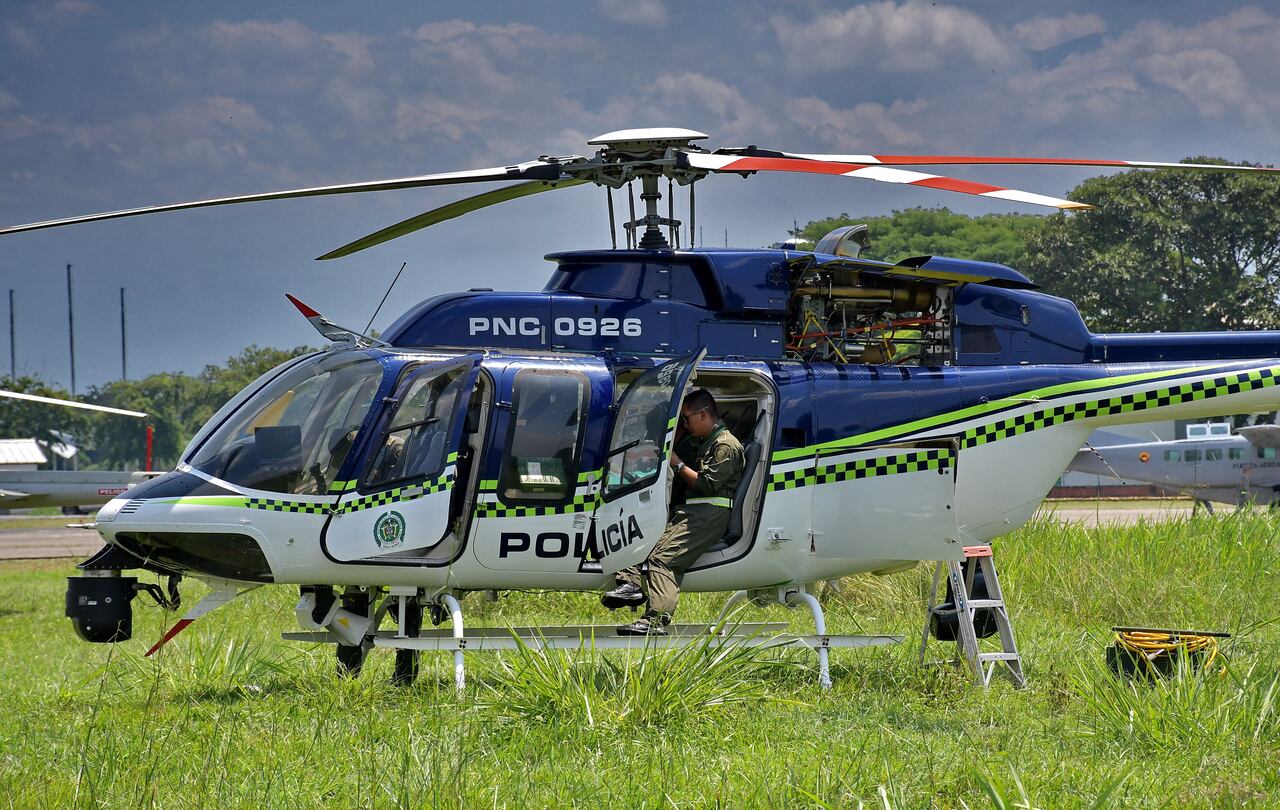 Con El Helicóptero El Halcón, la Policía protege a Cali en la Cop 16.
El Halcón, un helicóptero con el que la Policía Metropolitana patrulla los cielos de Cali en actividades de inspección, vigilancia aérea y apoyo a unidades en tierra, con capacidad de reacción inmediata.
Y aunque no es un helicóptero de combate, permite apoyar en minutos a nuestros patrulleros en diferentes operativos, identificando sospechosos a través de grabaciones diurnas y nocturnas con cámara térmica. Esto facilita el trabajo de investigación y judicialización realizado por la policía, el cuerpo técnico de investigación judicial y la Fiscalía, para llevar a los responsables de delitos ante la justicia. Fotos Raúl Palacios / El País.