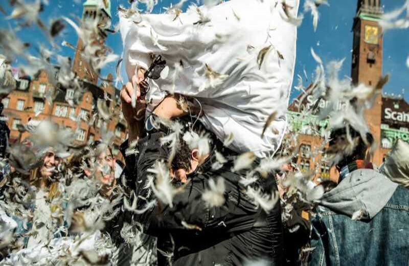 La gente pelea con almohadas durante la bastante particular celebración del Día Mundial de la Pelea con Almohadas, al frente del capitolio de Copenhage, Dinamarca.